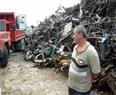 Çöpteki demirlerle geçiniyorlar