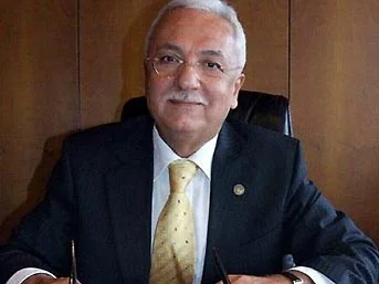 Davalık rektöre `dolandırıcılık' suçlaması