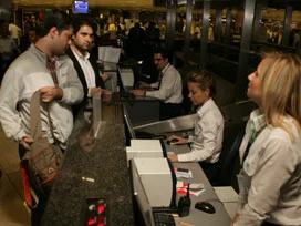 Delta Havayolları yolcuları didik didik arıyor