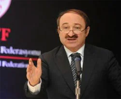 Devlet Bakanı yerli hocadan yana