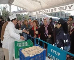 Eyüp Belediyesi'nden aşure dağıtımı