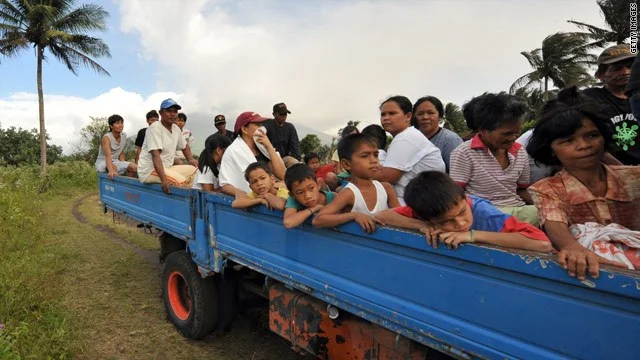 Filipinlerde 9 bin aile evlerini terketti