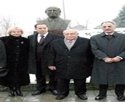 Gagauzya'da Demirel büstü