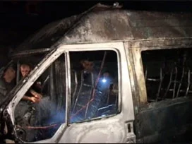 Göstericiler çevik kuvvet minibüsü yaktı