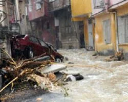 Hatay'da yağış nedeniyle evleri su bastı