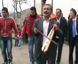 Horon tepen gençler gözaltına alındı