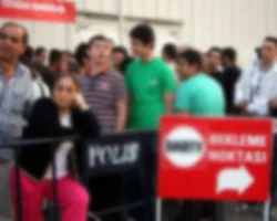 İndirim için sabaha kadar soğukta beklediler
