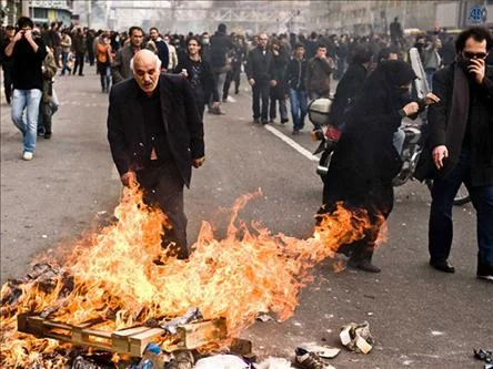 İran kaynıyor