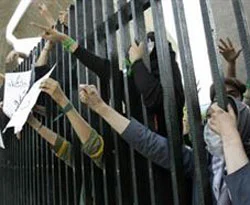 İran polisi Tahran Üniversitesi'ni kuşattı