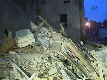 İstanbul'da bina çöktü