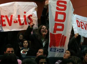 Kadınlar Canan Arıtman'ın üzerine yürüdü