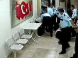 Karakolda polis dayağı kamerada