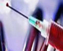 Karısına enjektörle virüs bulaştırdı