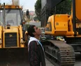Kepçeyle çakmak yakıyor