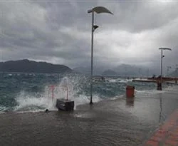 Marmaris fırtınaya teslim oldu