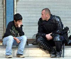 Neden bize taş atıyorsun?