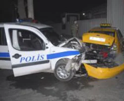 Polis aracı otomobille çarpıştı