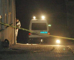 Polisi görünce balkondan atladılar