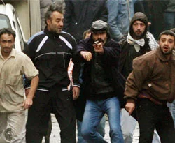 Silah çekenler serbest, taş atan çocuklar içerde