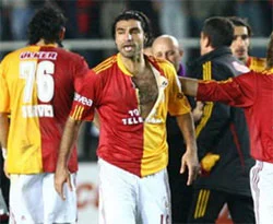 Sinirinden formasını yırttı