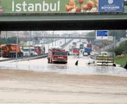 Suyla kaplanan yolda itfaiyeler araç kurtardı