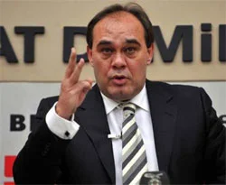 Taraftara Demirören müdahalesi