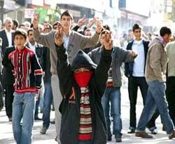 Taş atan çocuklardan 11'i tutuklandı