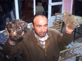 Vatandaşlar sopalarla gösterici bekliyor