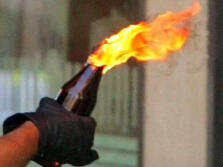 AKP ilçe binasına molotofkokteyli saldırı