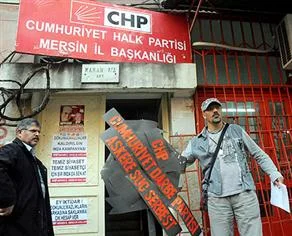 Askere sivil yargı yolu iptaline CHP önünde protesto