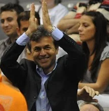 Aykut Kocaman'ın eli kolu bağlı