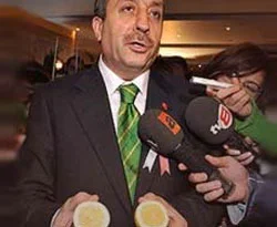 Bakan hem yedi hem yedirdi
