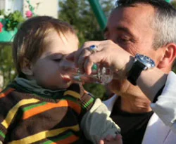 Bebeğe rakı içeren tuğgeneral