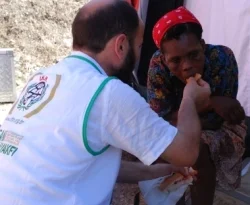 Çöp arasından aç kadını İHH kurtardı
