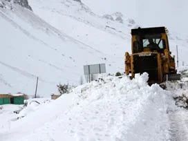 Doğu'da kar hayatı felç etti