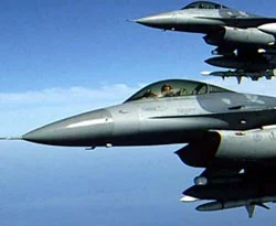 Evinin önünde F-16 var