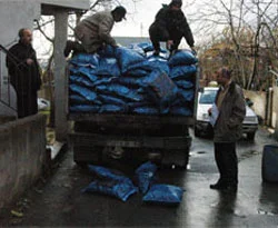 Fakir ailelere kömür yardımı