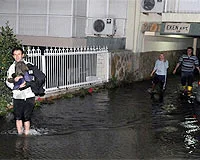 Fırtına batıyı savuruyor
