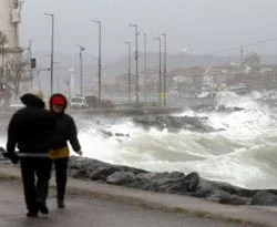 Fırtına Marmara'yı vurdu