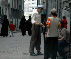 Hava Müzesi'ne cübbeli baskın