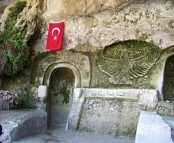 Huzuru mağarada buldu