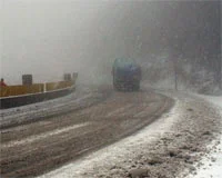 Karda mahsur kalan 16 araca ulaşıldı