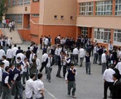 Lise öğrencileri arasında tehlikeli kavga