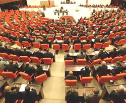 Meclis küfürlerle açıldı