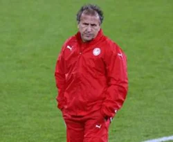 Olympiakos Zico'yu kovdu
