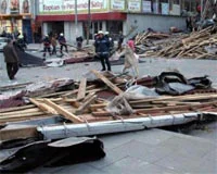 Rize'de çatılar uçtu, 20 araç hasarlandı