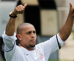 Roberto Carlos yeni formasıyla sahalarda