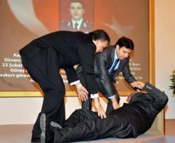 Şehit babası Gül'ün elleri arasından kaydı