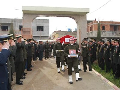 Şehit cenazesinde bayrak isyanı