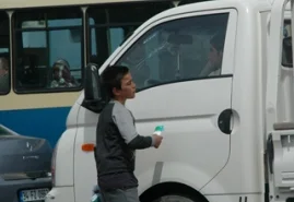 Sokak çocuklarından mendil almayın